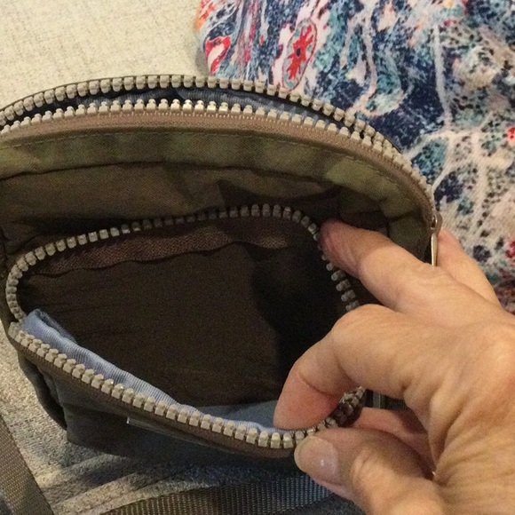 Small Baggallini cross body/shoulder bag - Picture 4 of 5